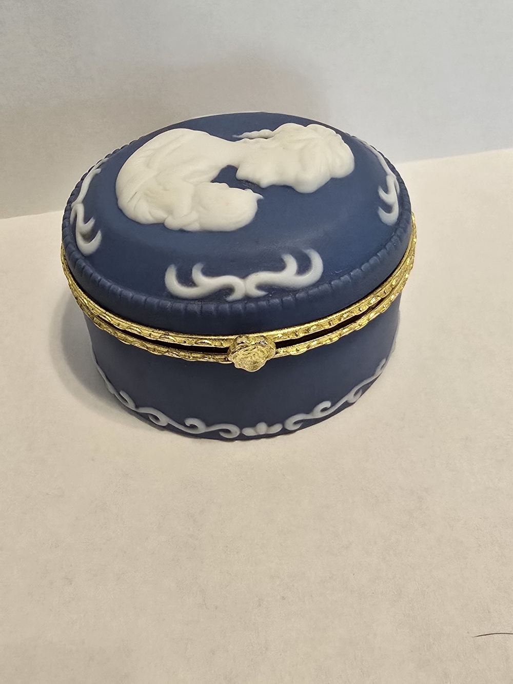 Blue Cameo Pendant with Matching Trinket Box - Classic Women's Jewelry - Picture 4 of 12